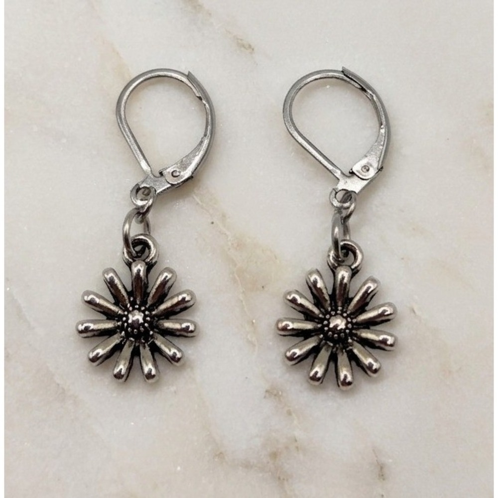 Handmade Earrings Silver Daisy Leverback Stainless Steel Hypoallergenic Floral - Picture 1 of 10